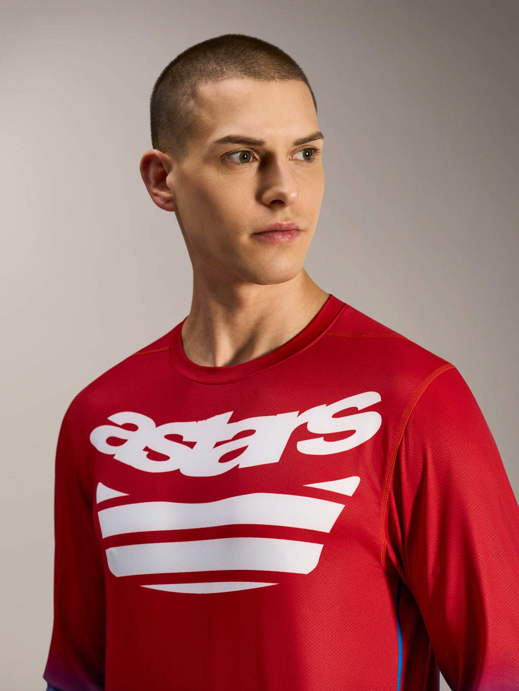 Alpinestars A-Dura ASTARS Jersey 2.0, langærmet MTB-trøje i rød og blå med hvid logografik på brystet.