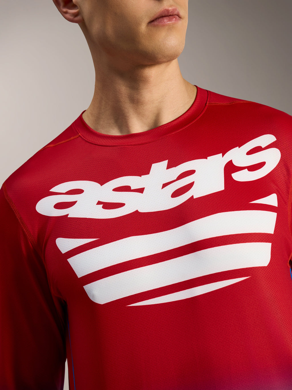 Alpinestars A-Dura ASTARS 2.0 langærmet MTB-trøje i rød med hvidt brystlogo og stribet grafik.