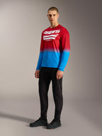 Alpinestars A-Dura ASTARS 2.0 langærmet jersey, rød og blå gradient MTB-top med hvidt logo på brystet.