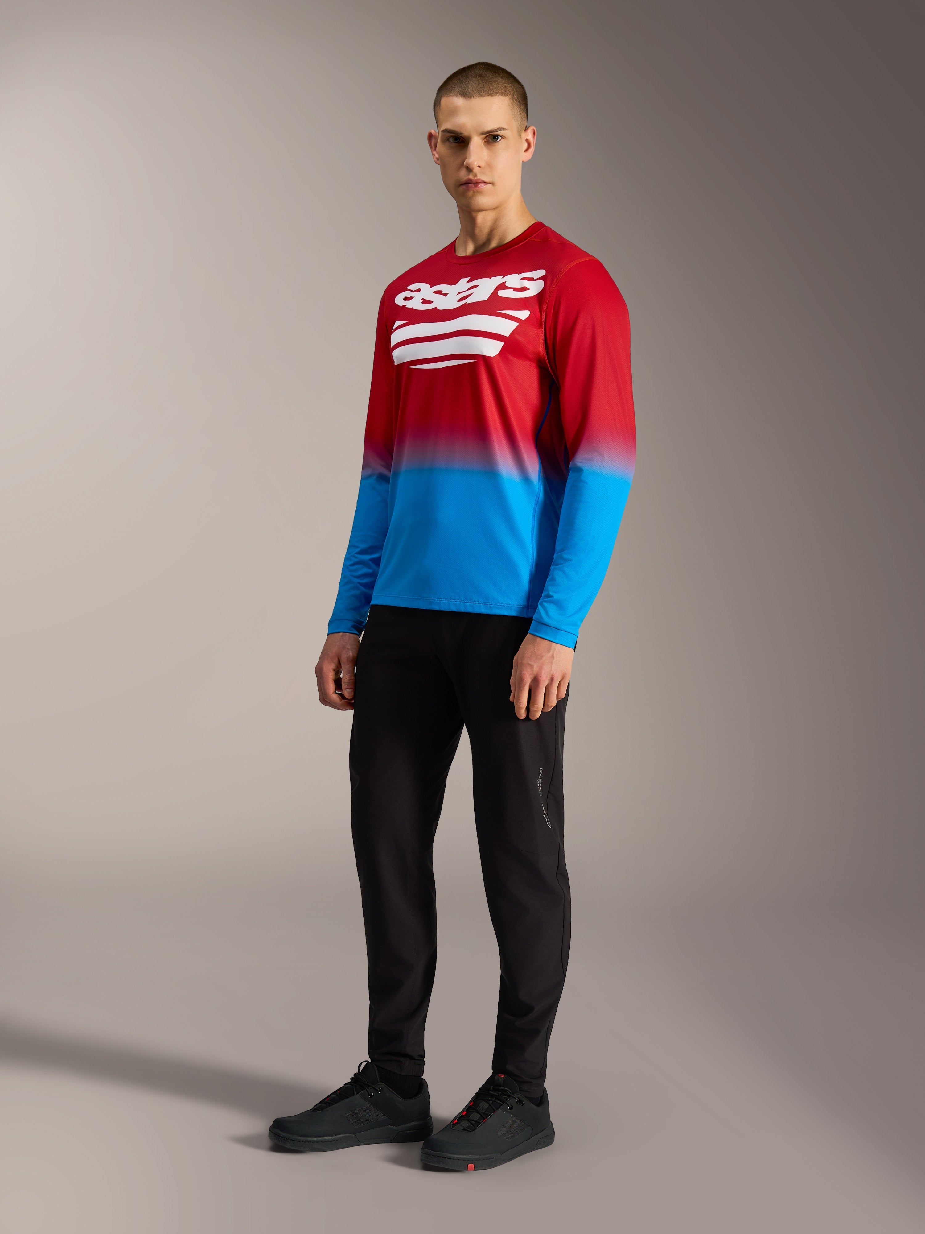 Alpinestars A-Dura ASTARS 2.0 langærmet jersey, rød og blå gradient MTB-top med hvidt logo på brystet.