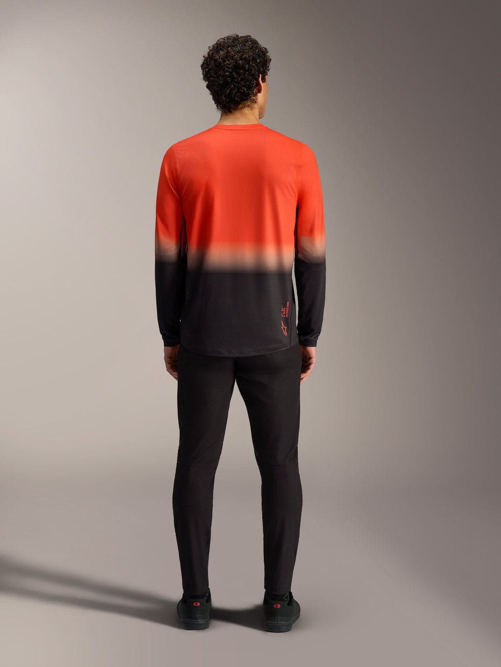 A-Dura ASTARS Jersey 2.0 i orange og sort gradient, langærmet mountainbike-trøje set bagfra, afslappet MTB-stil.