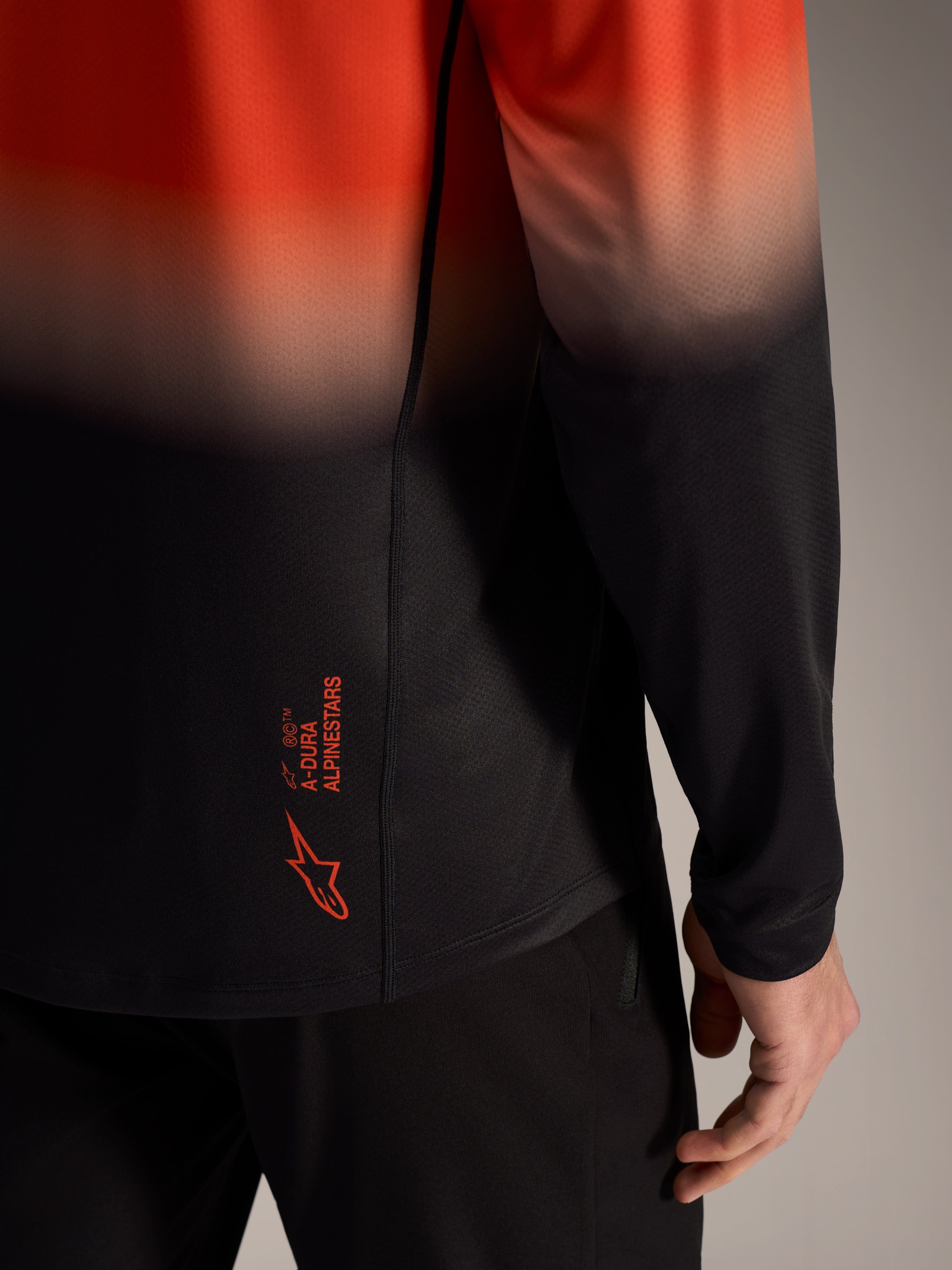 A-Dura ASTARS Jersey 2.0 i orange og sort gradient med logo på lænden og åndbart jacquard-stof.