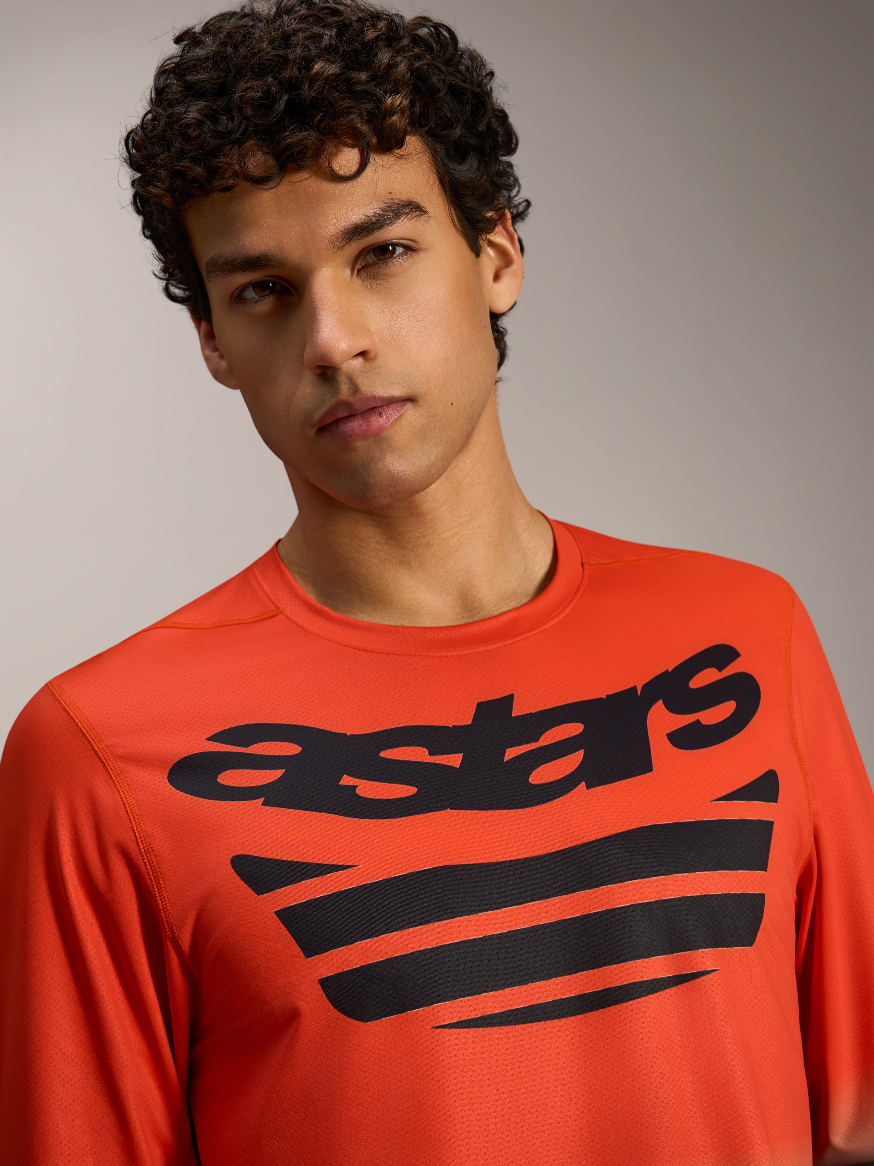 Orange Alpinestars A-Dura ASTARS 2.0 langærmet jersey med sorte logoer på brystet, performance-tøj til MTB-kørsel.