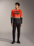 A-Dura ASTARS Langærmet Jersey 2.0 i orange og sort gradient med stort brystlogo og sorte MTB-bukser.