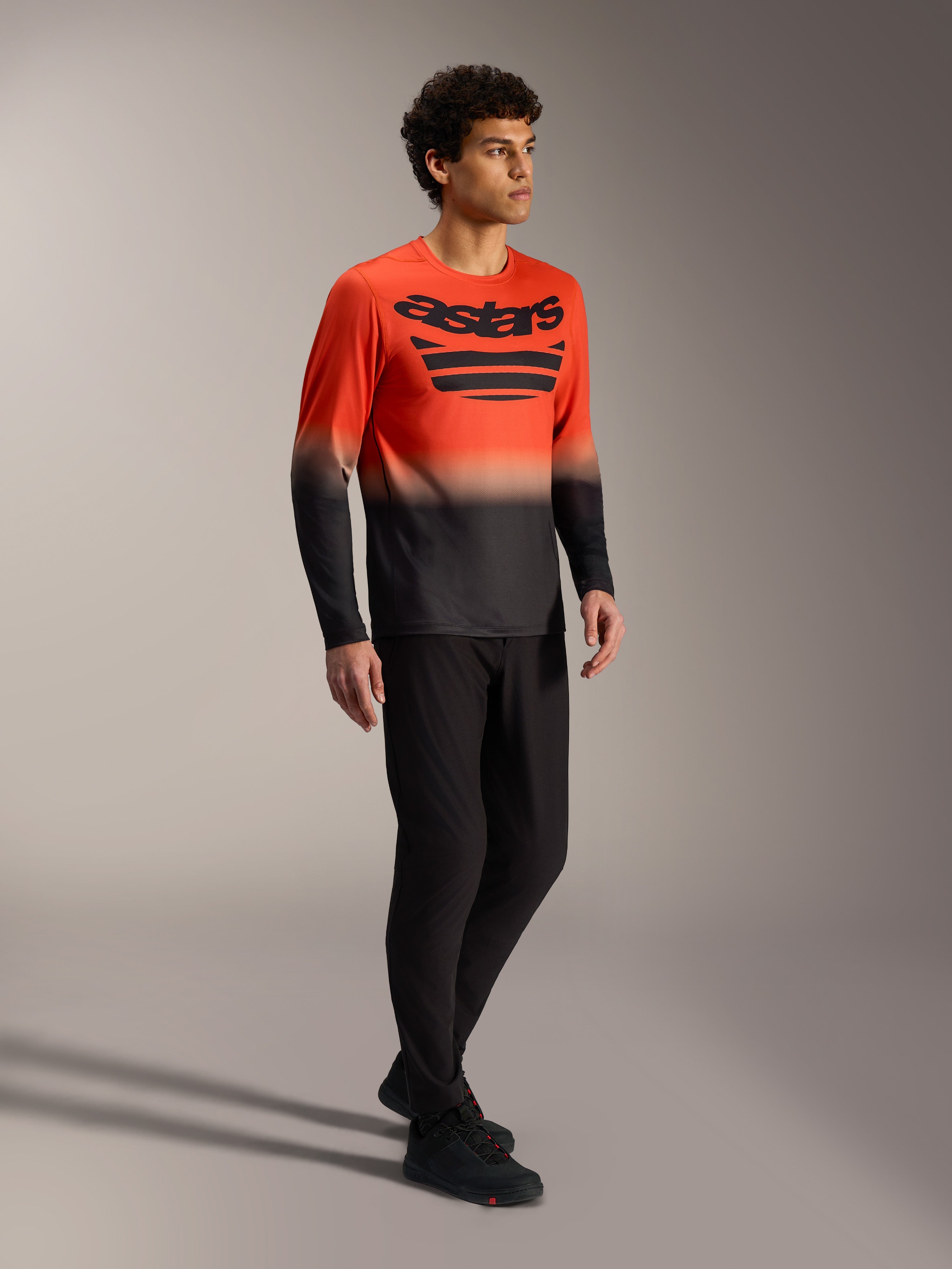 Alpinestars A-Dura ASTARS langærmet jersey 2.0, orange og sort med markant brystlogo, til mountainbike-kørsel.