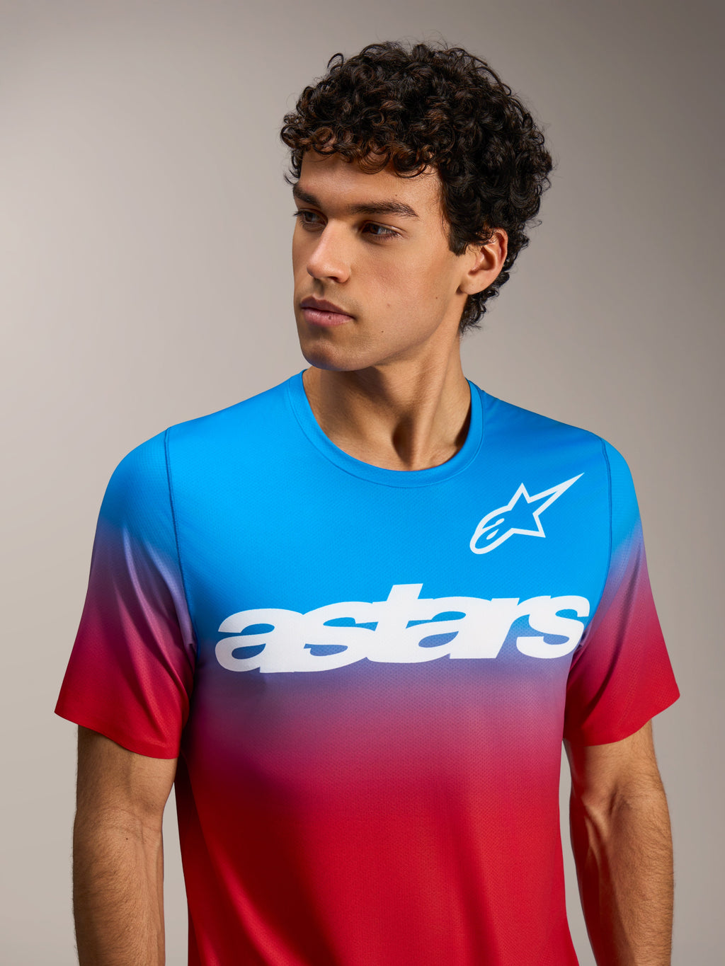 A-Dura ASTARS 2.0 kortærmet trøje i rød og blå gradient med hvidt logo, højtydende MTB-udstyr.