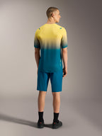 A-Dura ASTARS Jersey 2.0, kortærmet MTB-trøje med gul og blågrøn gradient, vist bagfra på en model.
