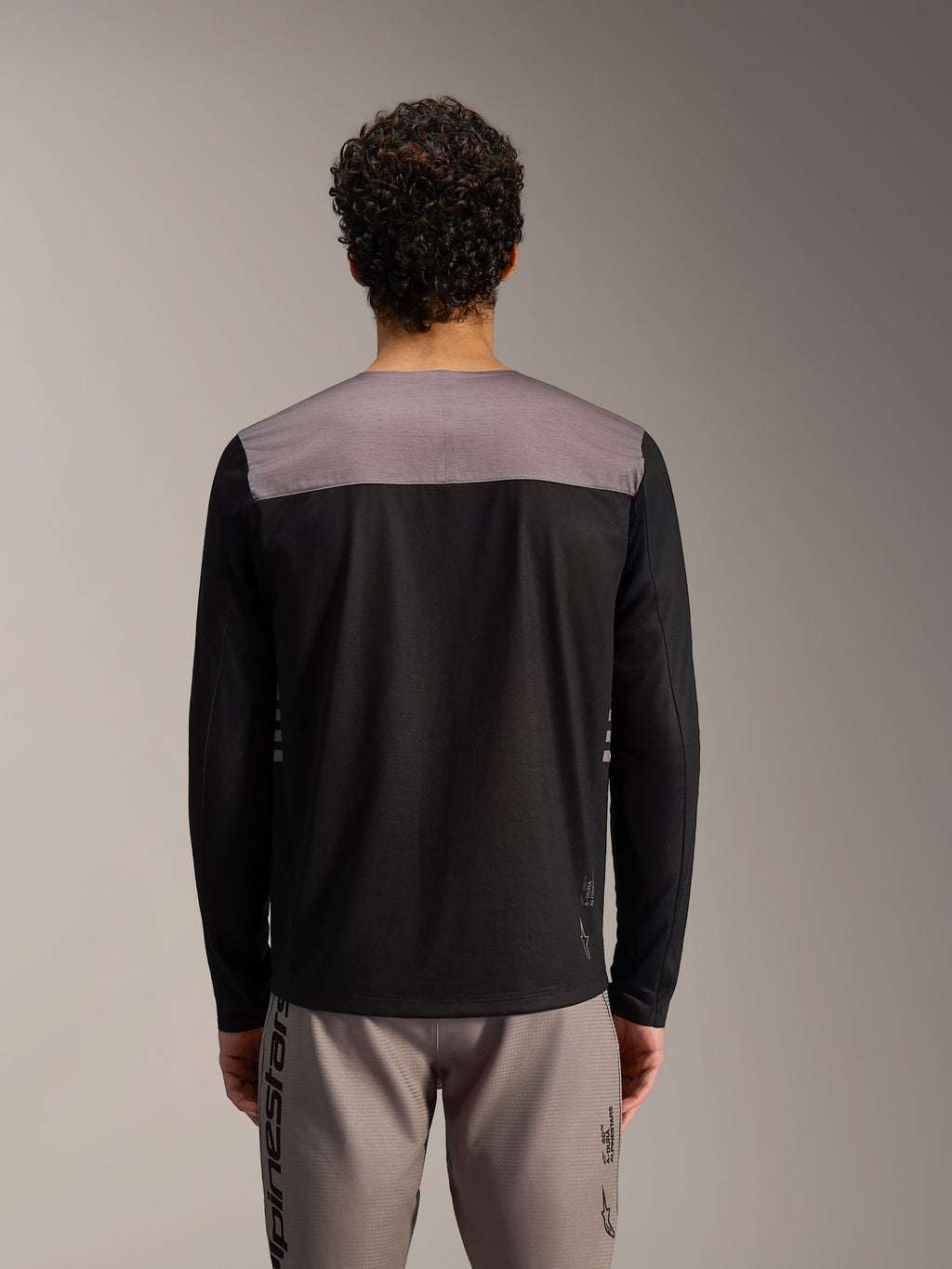 Alpinestars A-Dura Elite trøje 2.0, sort langærmet MTB-jersey med gråt skulderpanel set bagfra.