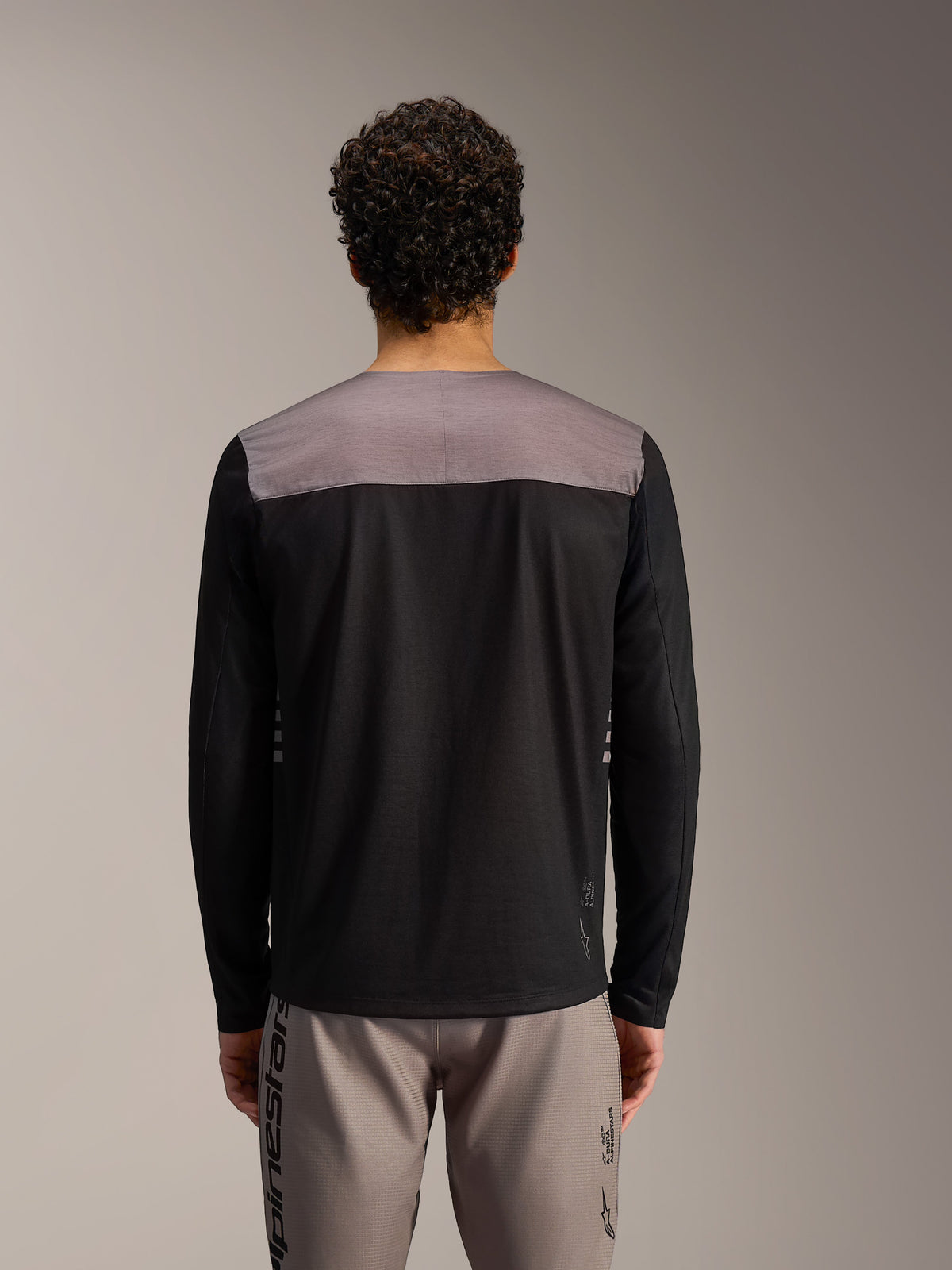 Alpinestars A-Dura Elite trøje 2.0, sort langærmet MTB-jersey med gråt skulderpanel set bagfra.