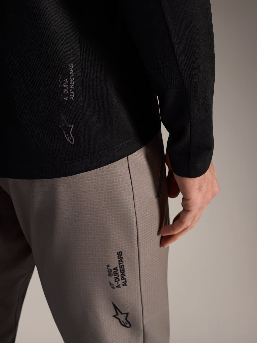 Sort A-Dura Elite langærmet trøje 2.0 med Alpinestars-branding og teknisk stof til MTB-trail-performance.