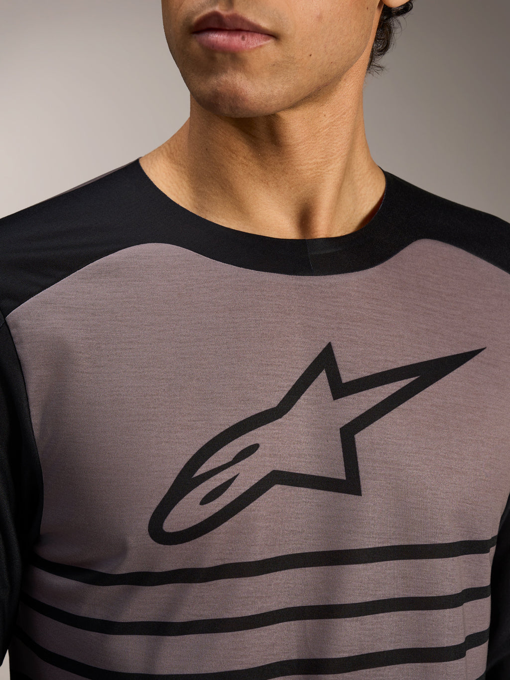 Alpinestars A-Dura Elite trøje 2.0, grå og sort langærmet MTB-jersey med markant Astars-logo og stribedetaljer.