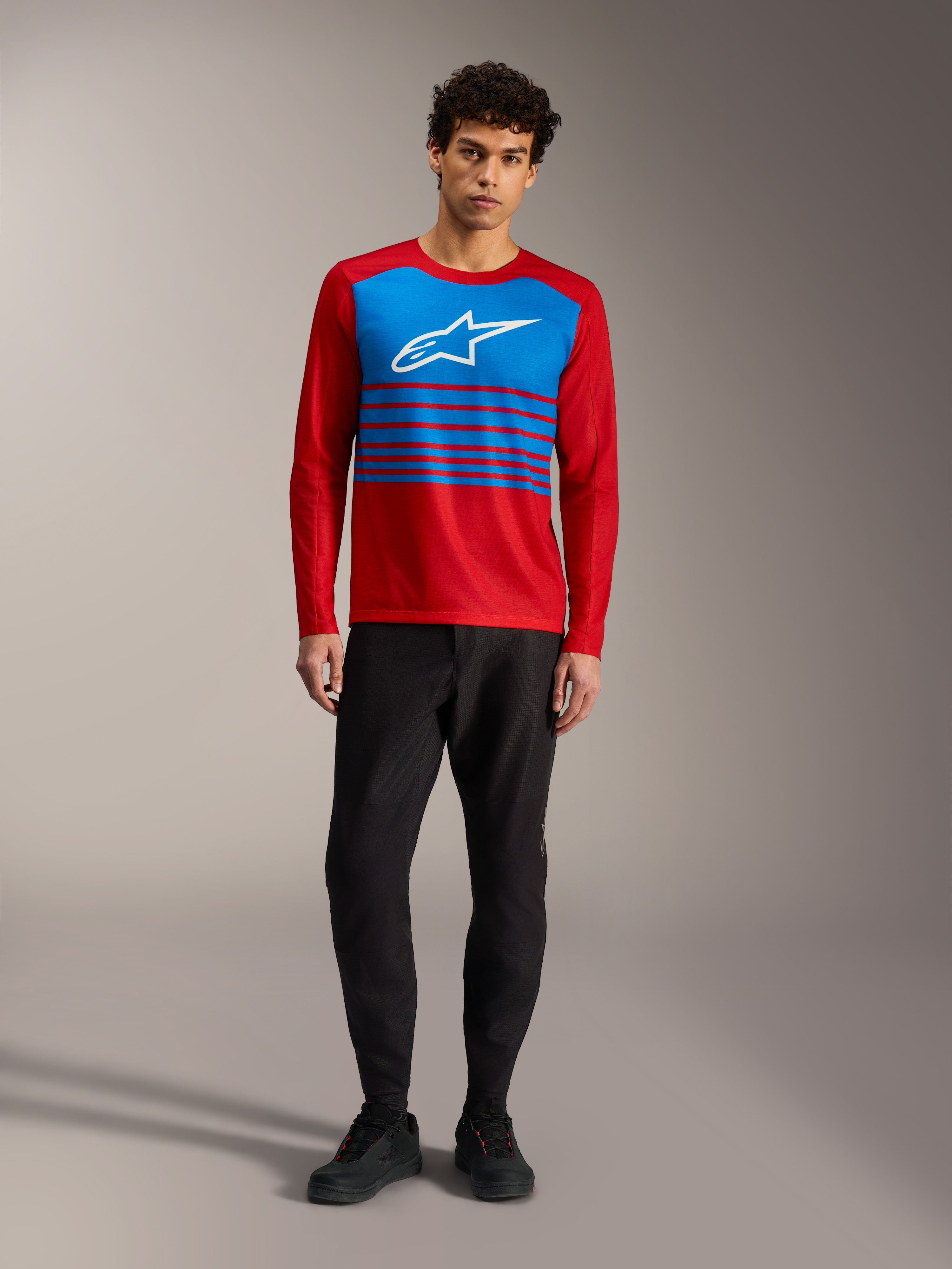 A-Dura Elite Trøje 2.0, rød langærmet MTB-trøje med blåt brystpanel, hvidt Alpinestars-logo og stribede detaljer.