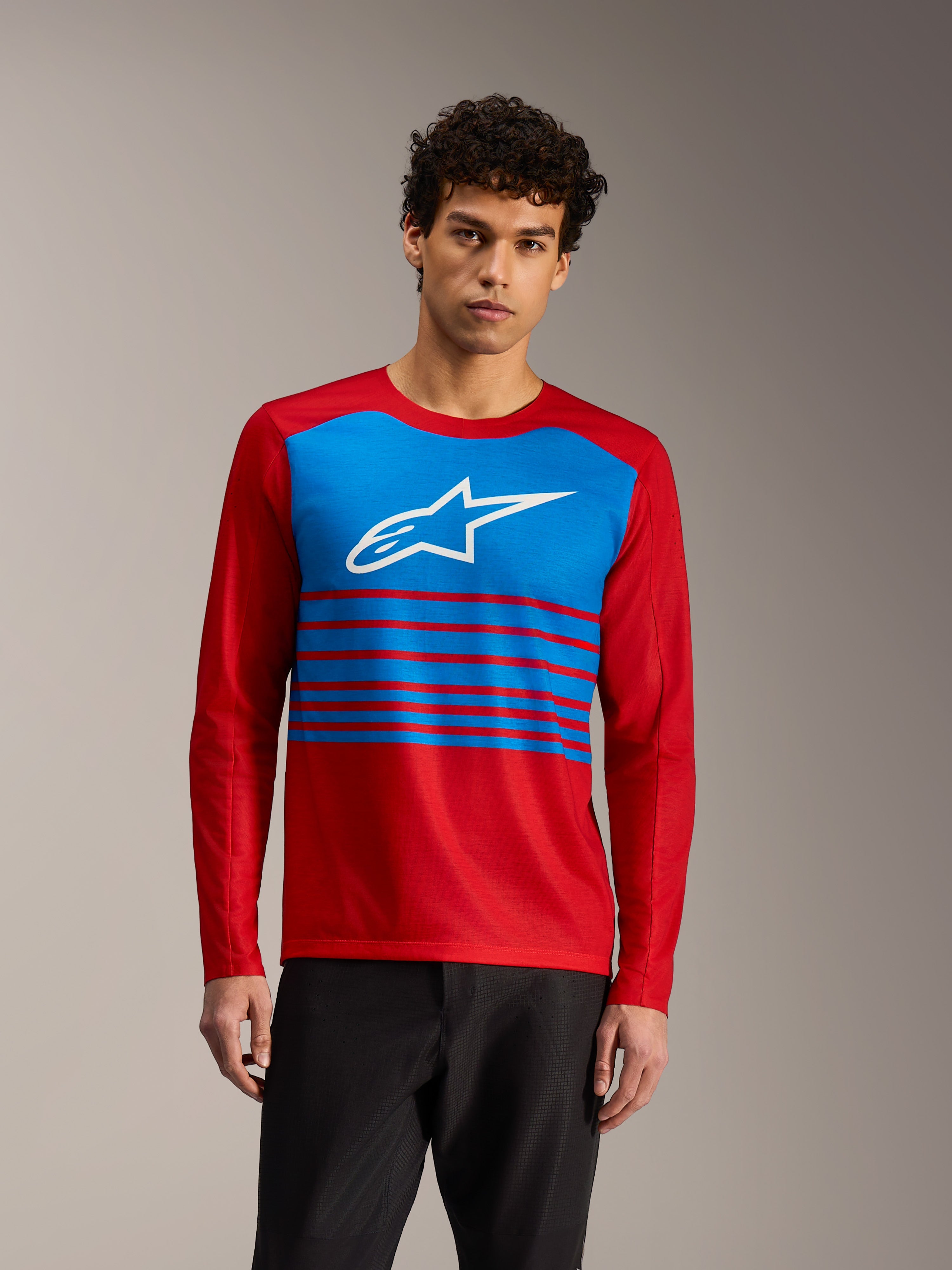 A-Dura Elite 2.0 rød langærmet jersey med blåt brystpanel, hvidt Alpinestars-logo og striber til MTB trail-kørsel.