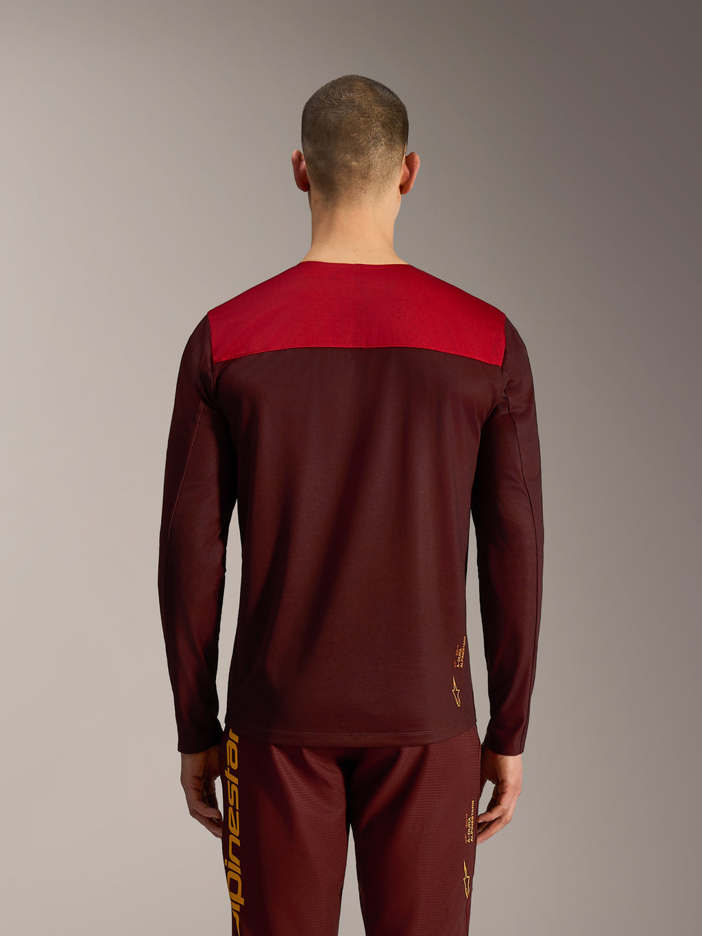 Alpinestars A-Dura Blocked trøje 2.0 i bordeaux, langærmet MTB-trøje med rødt skulderpanel set bagfra.