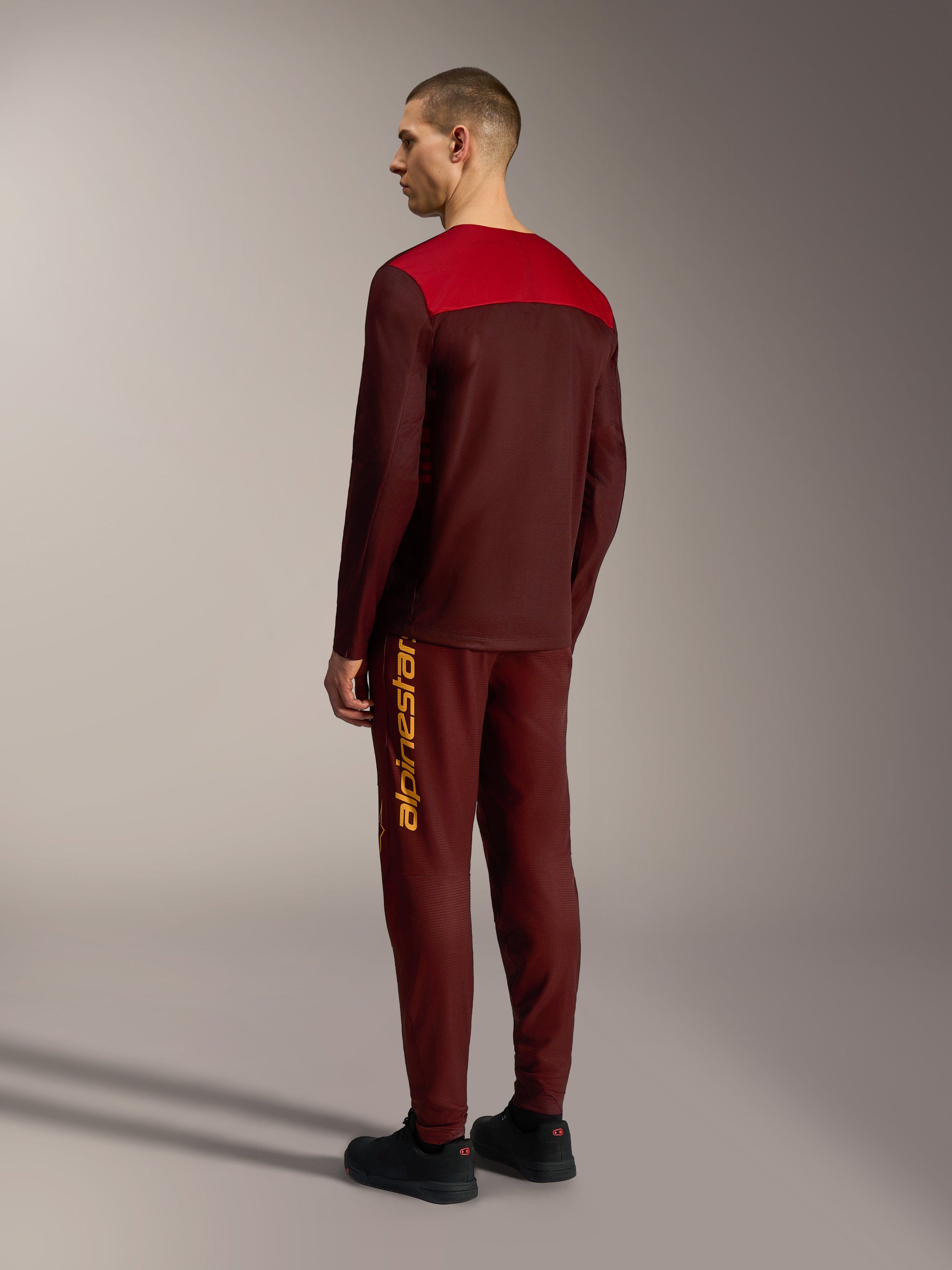 Alpinestars A-Dura Blocked trøje 2.0 i bordeaux og rød, langærmet teknisk MTB-trøje set bagfra.