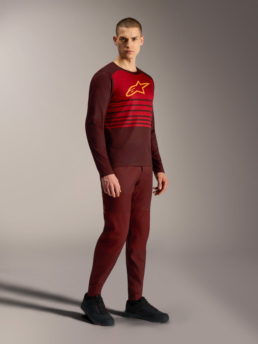 Bordeaux A-Dura Elite Jersey 2.0, langærmet MTB-trøje med rødt brystpanel og gult Alpinestars-logo.
