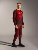Bordeaux A-Dura Elite Jersey 2.0, langærmet MTB-trøje med rødt brystpanel og gult Alpinestars-logo.