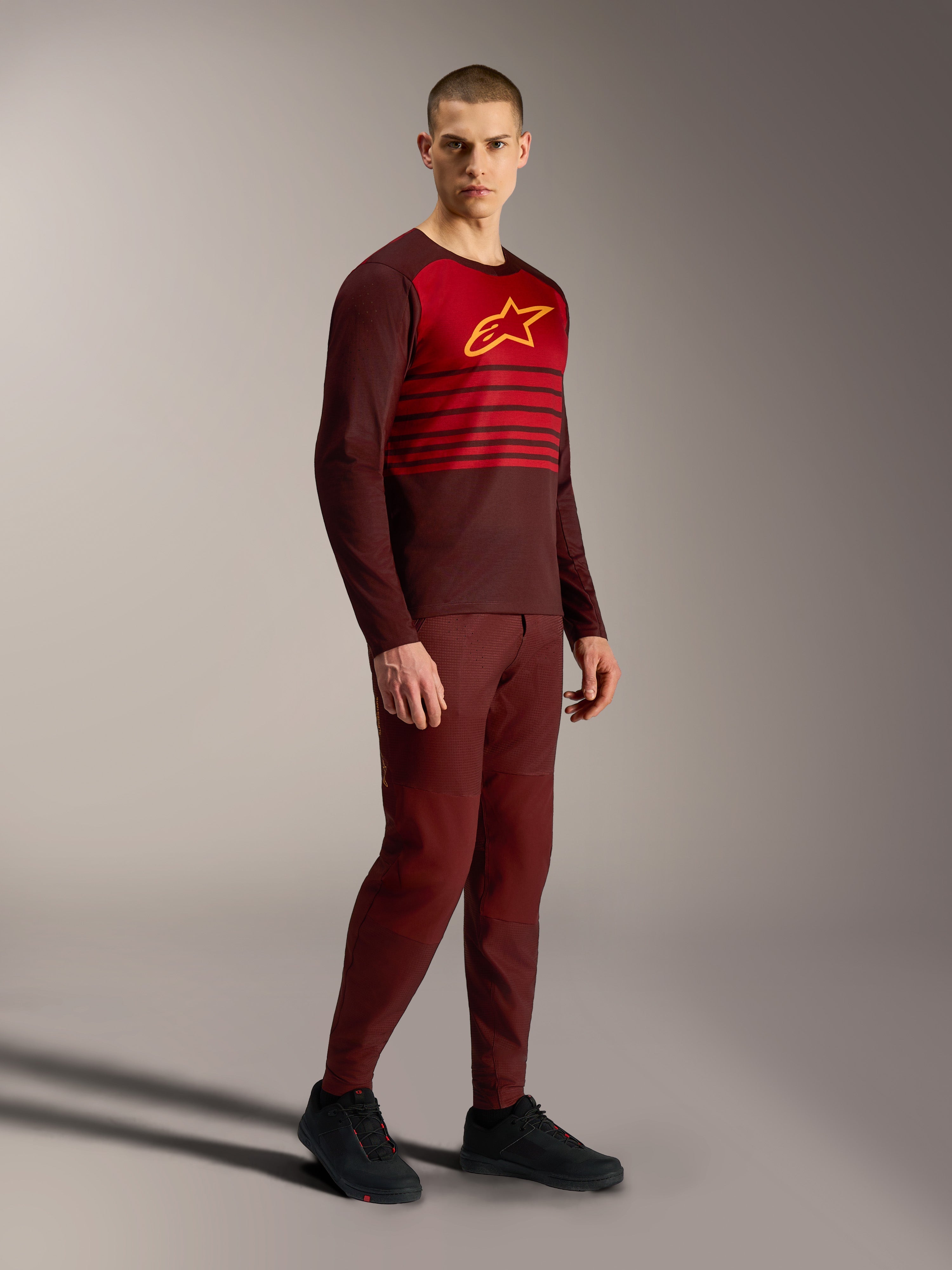 Bordeaux A-Dura Elite Jersey 2.0, langærmet MTB-trøje med rødt brystpanel og gult Alpinestars-logo.
