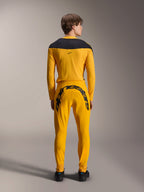 Alpinestars Limited Edition A-Supra Melt Gold trøje, langærmet MTB-trøje, mørkegul, set bagfra, med sorte skulderpaneler, båret med matchende gule bukser med stort sort branding bagpå, high-performance cykeludstyr