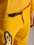 Alpinestars Limited Edition A-Supra Melt Gold bukser, mountainbike-bukser, mørkegul, nærbillede af det sorte skraldelukningssystem i linningen, laserperforeringer på indersiden af låret til ventilation