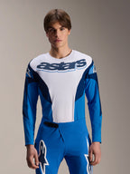 Alpinestars A-Supra Melt langærmet trøje, blå og hvid MTB-trøje med markant astars-branding over brystet, mørkeblå ærmer, båret med matchende blå racerbukser med hvide stjernelogoer, performance mountainbike-beklædning