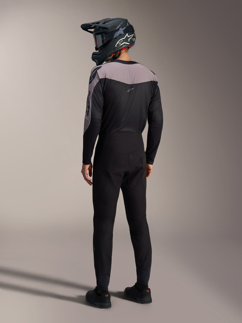 Alpinestars A-Supra Elite MTB-sæt i sort og grå med trøje og matchende racerbukser set bagfra.