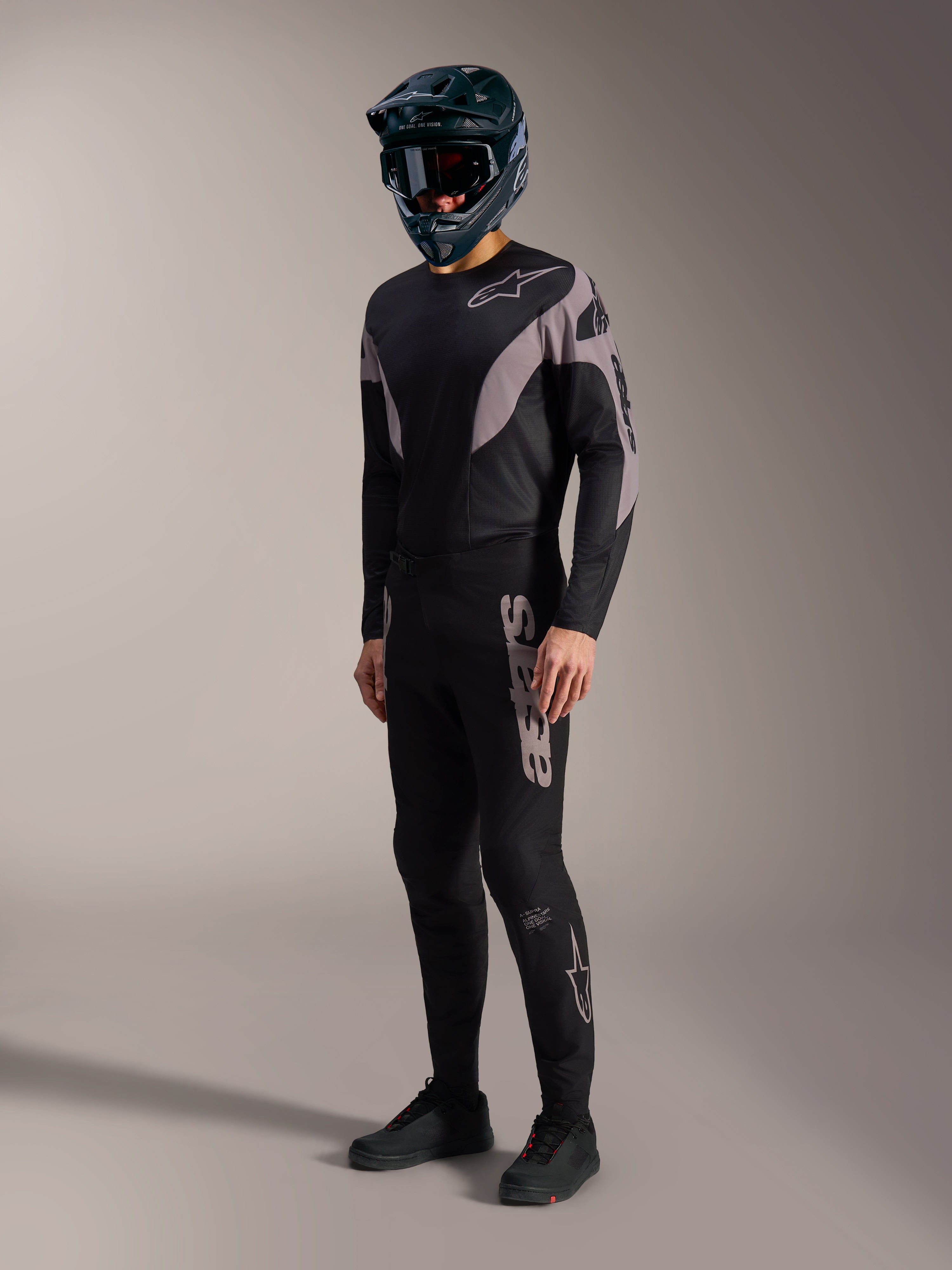 A-Supra Elite MTB-sæt i sort og grå med performance-strækbukser og trøje med markant Alpinestars-branding.
