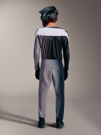 A-Supra Elite trøje i Faded Gray, set bagfra, højtydende MTB-racerudstyr med ventilerede mesh-paneler.