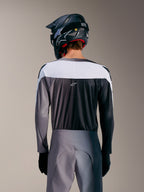 Alpinestars A-Supra Elite trøje i Faded Gray, set bagfra med hvidt øvre panel, mikroperforeret stof og ASTARS-logo.