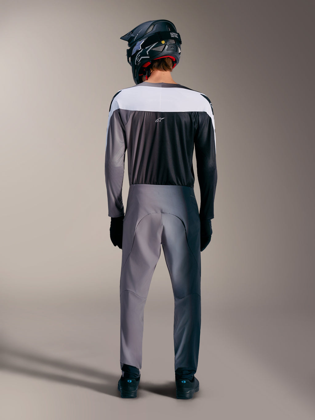 A-Supra Elite trøje og bukser i Faded Gray set bagfra, i premium MTB-materialer med Astars-branding.