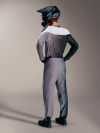 Alpinestars A-Supra Elite trøje i Faded Gray, set bagfra i et MTB-sæt med gradientfarver og performance-pasform.