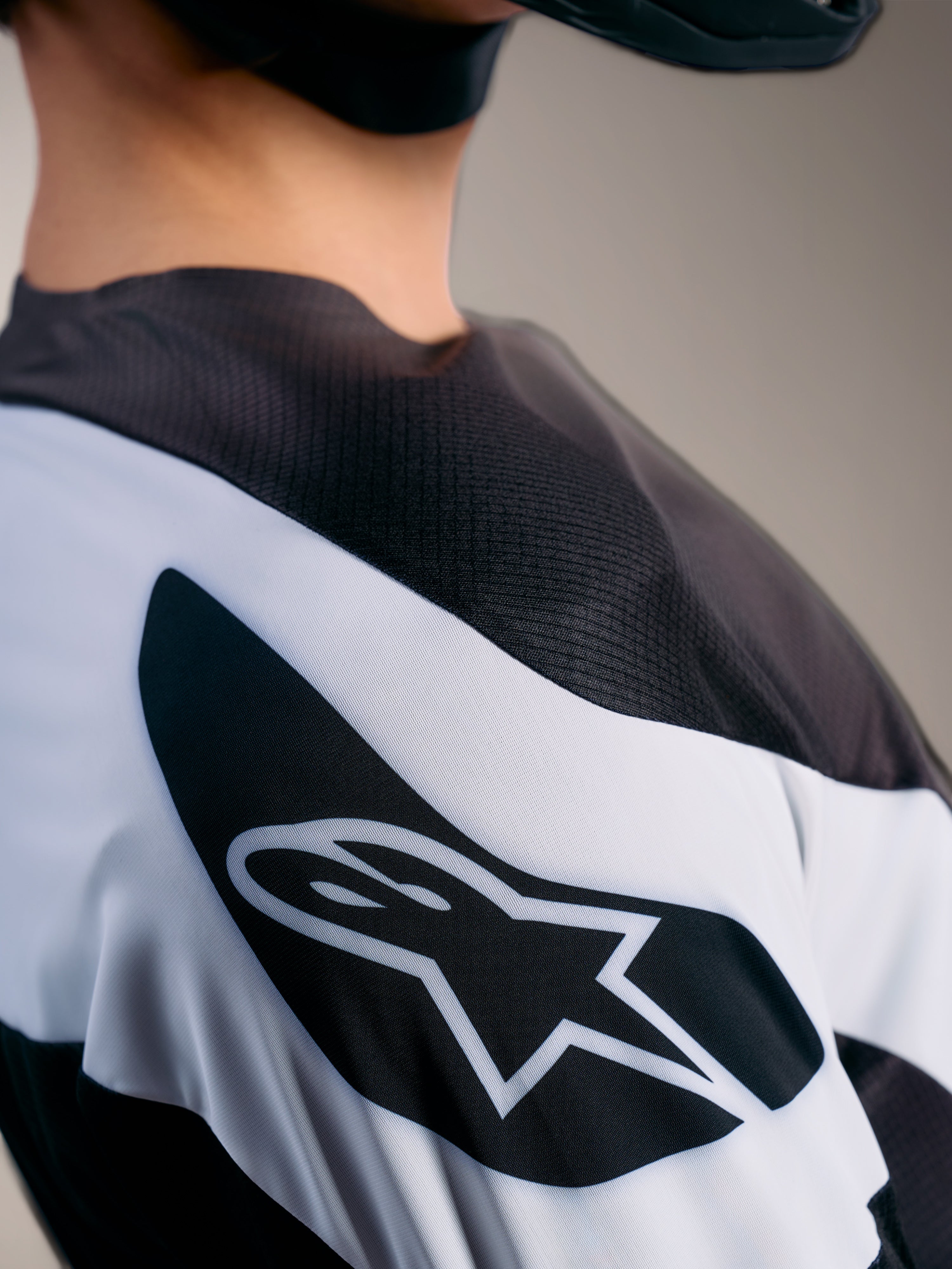 Alpinestars A-Supra Elite Trøje i Gray Fade med mikroperforeret stof og ASTARS-logo på skulderen.