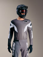 A-Supra Elite Trøje i Faded Gray, mikroperforeret MTB-raceroverdel med hvide accenter og Alpinestars-branding.