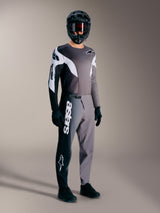 Alpinestars A-Supra Elite MTB-racersæt i Faded Gray med performance-bukser, hvidt tekstlogo og matchende trøje.