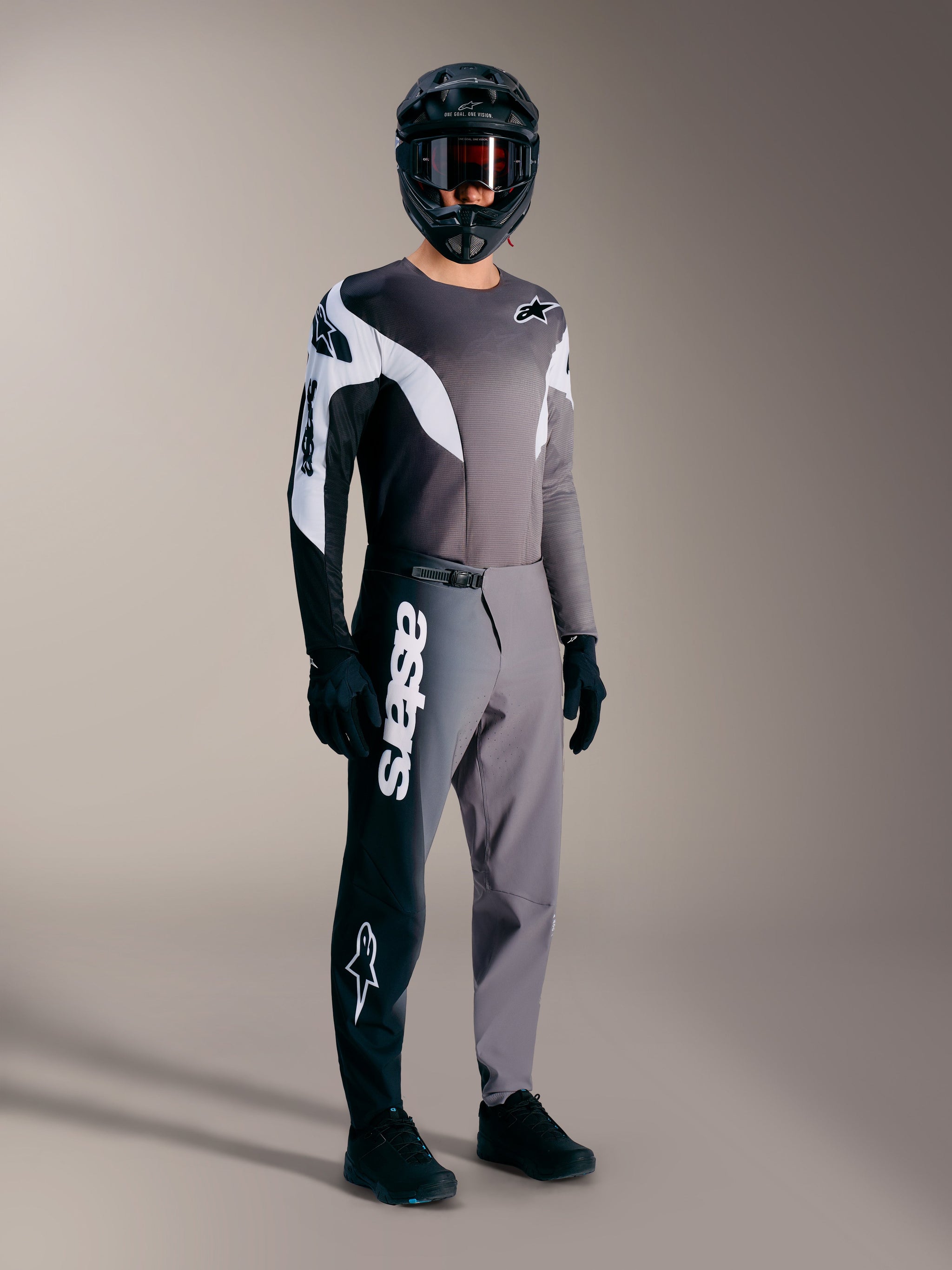 Alpinestars A-Supra Elite MTB-racersæt i Faded Gray med performance-bukser, hvidt tekstlogo og matchende trøje.