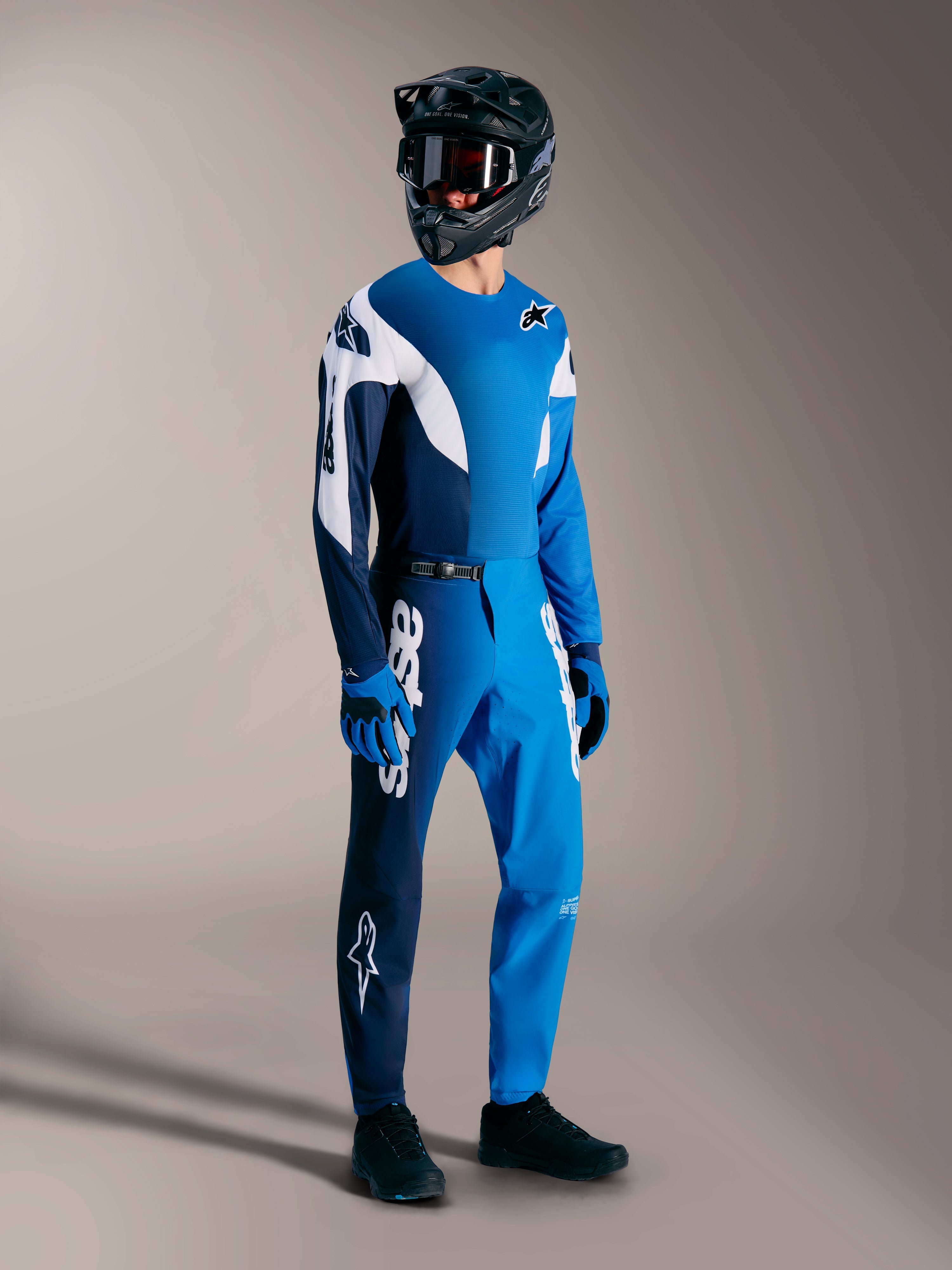 Alpinestars A-Supra Elite MTB-sæt i Faded Bright Blue, med performance-bukser og trøje med markante hvide logoer.