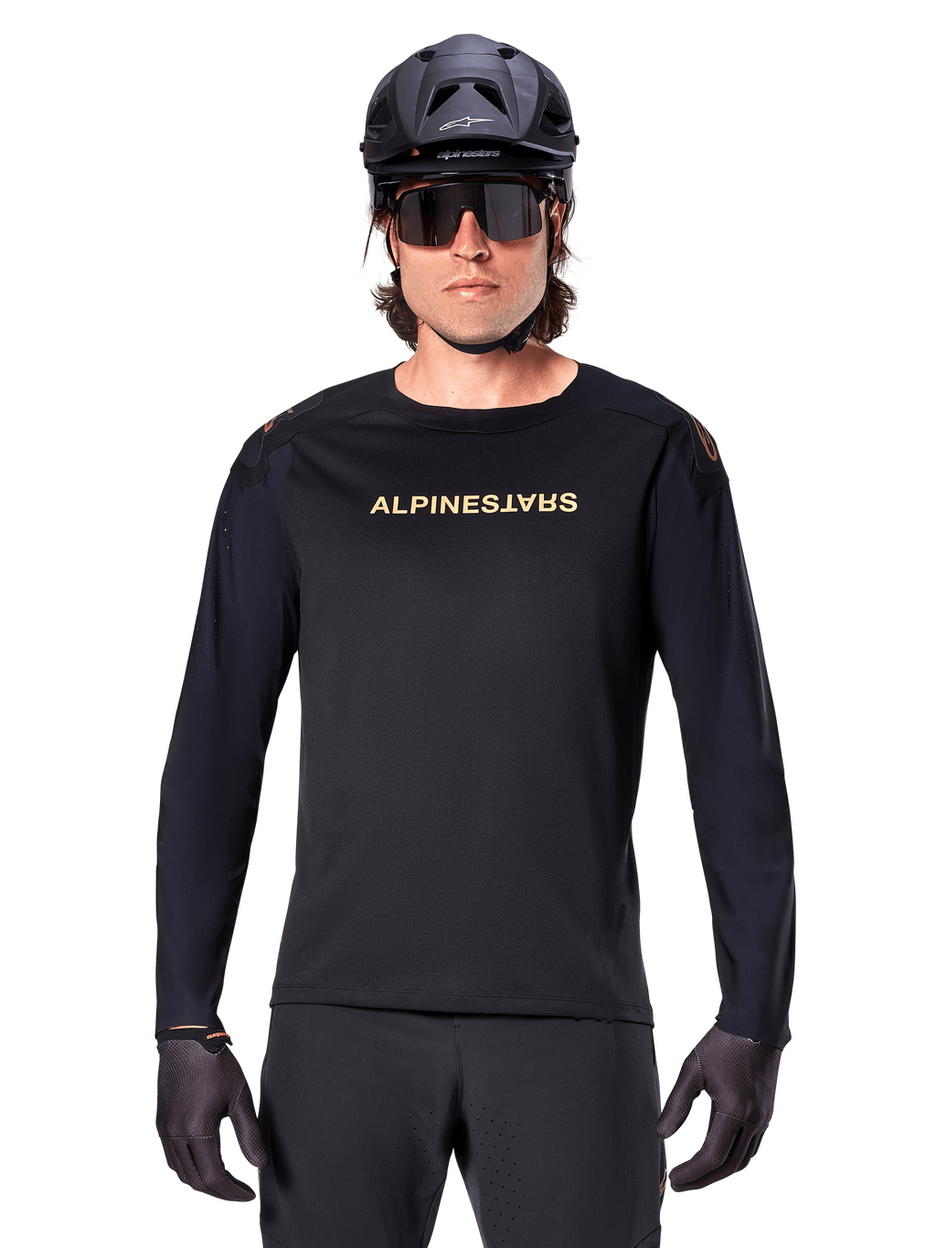 Alpinestars A-Aria Polartec Switch langærmet jersey, sort, guld Alpinestars-logo på brystet, båret med sort MTB-hjelm, mørke solbriller og sorte handsker, professionelt mountainbike-trailudstyr