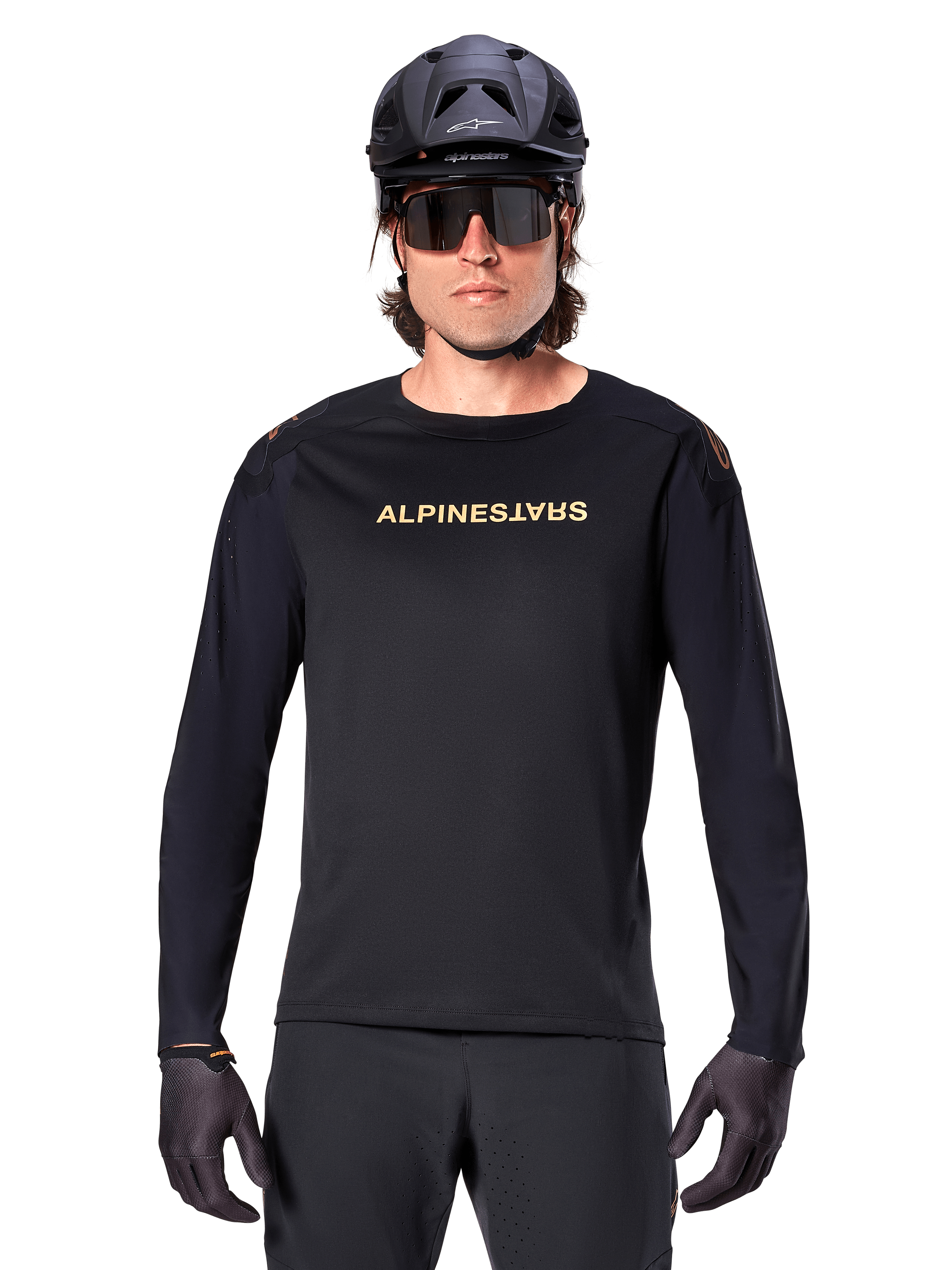 Alpinestars A-Aria Polartec Switch langærmet jersey, sort, guld Alpinestars-logo på brystet, båret med sort MTB-hjelm, mørke solbriller og sorte handsker, professionelt mountainbike-trailudstyr
