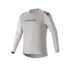 Alpinestars A-Aria Polartec Switch Jersey - langærmet, lysegrå mountainbike-jersey med sort branding på brystet, røde og sorte detaljer på skuldrene og laserperforerede ærmer for ventilation