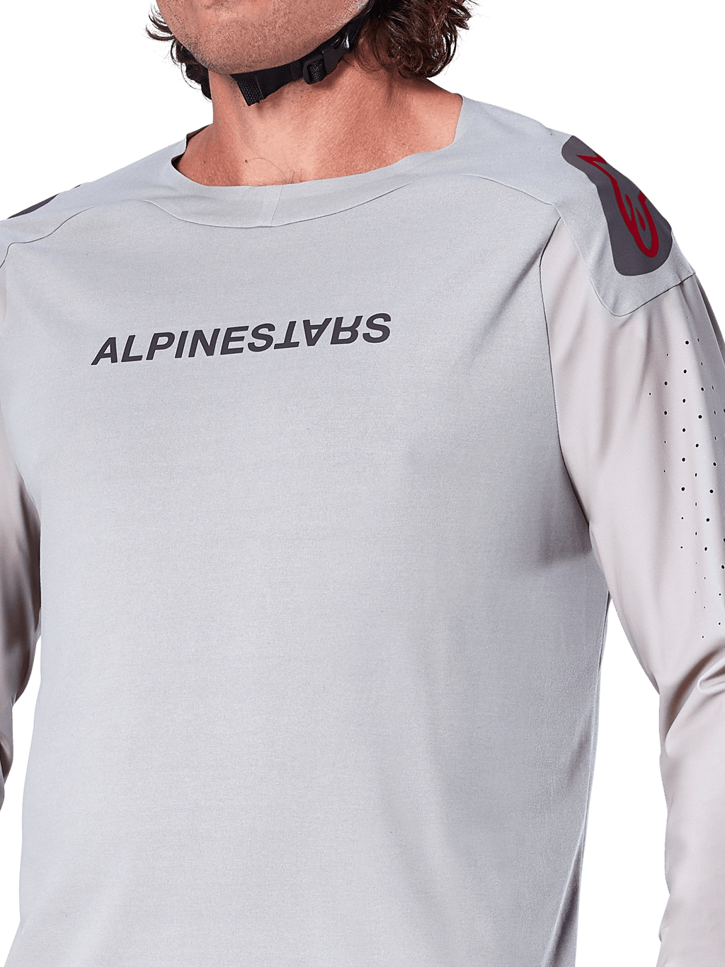 Nærbillede af Alpinestars A-Aria Polartec Switch langærmet jersey i lysegrå, med Alpinestars-branding på brystet, rødt skulderlogo og laserperforerede ærmer for luftgennemstrømning, premium mountainbike-udstyr