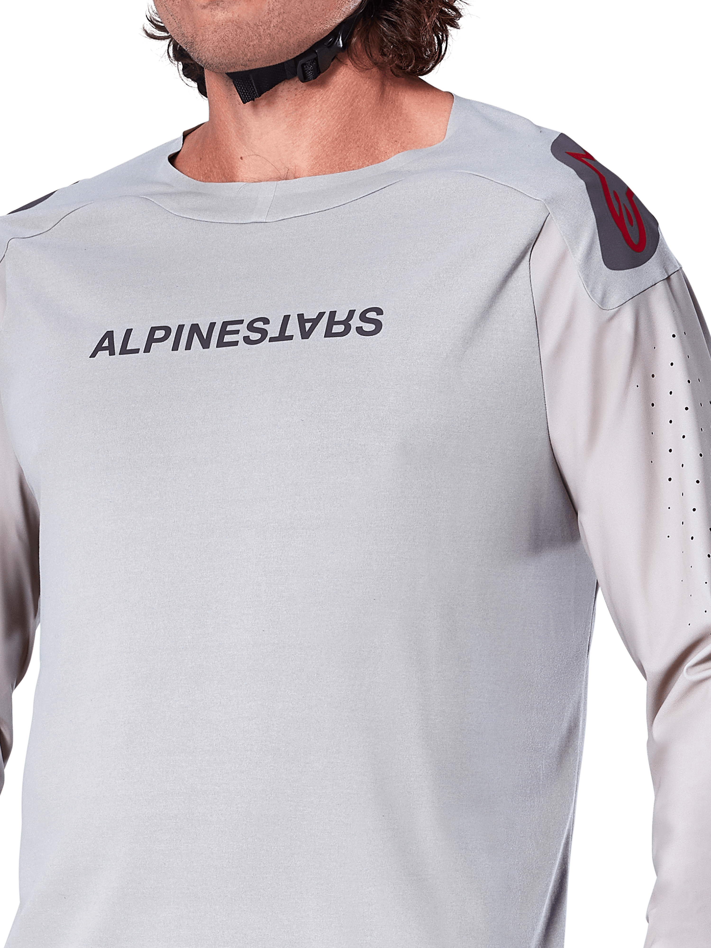 Nærbillede af Alpinestars A-Aria Polartec Switch langærmet jersey i lysegrå, med Alpinestars-branding på brystet, rødt skulderlogo og laserperforerede ærmer for luftgennemstrømning, premium mountainbike-udstyr