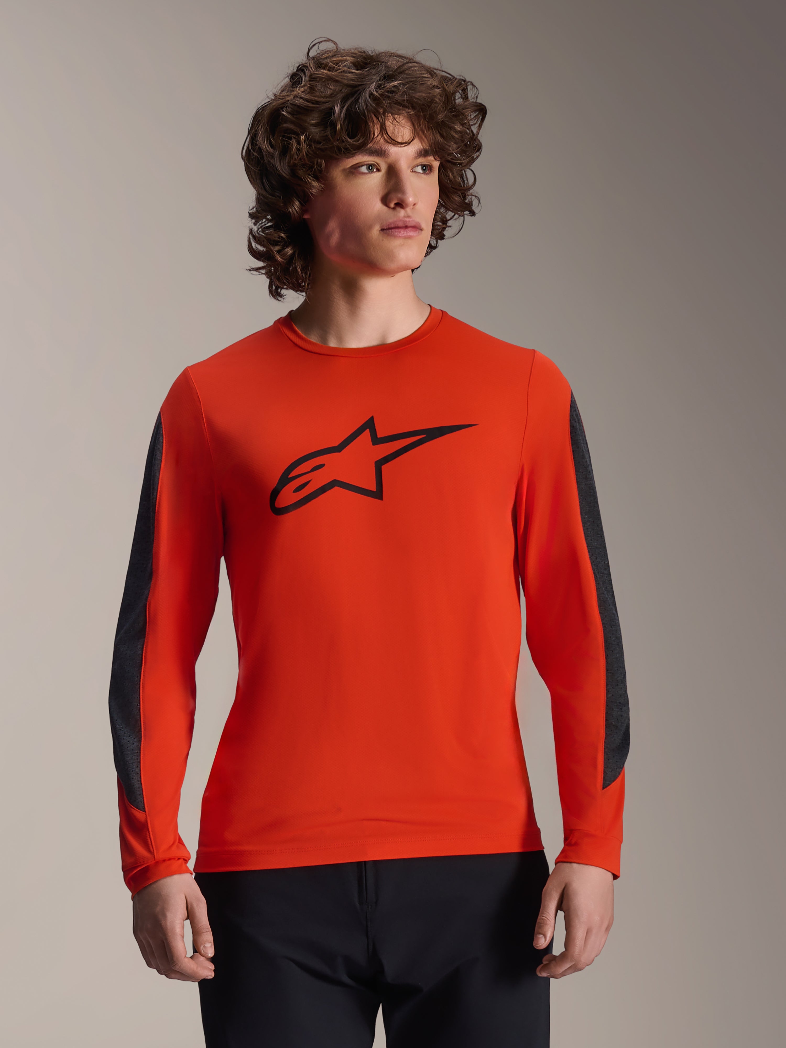 Alpinestars A-Dura Insert Astar Jersey - langærmet, Spicy Orange med sort Astar-logo, mørkegrå slidstærke ærmeindsatser, båret af en mandlig model, performance MTB-cykeltøj