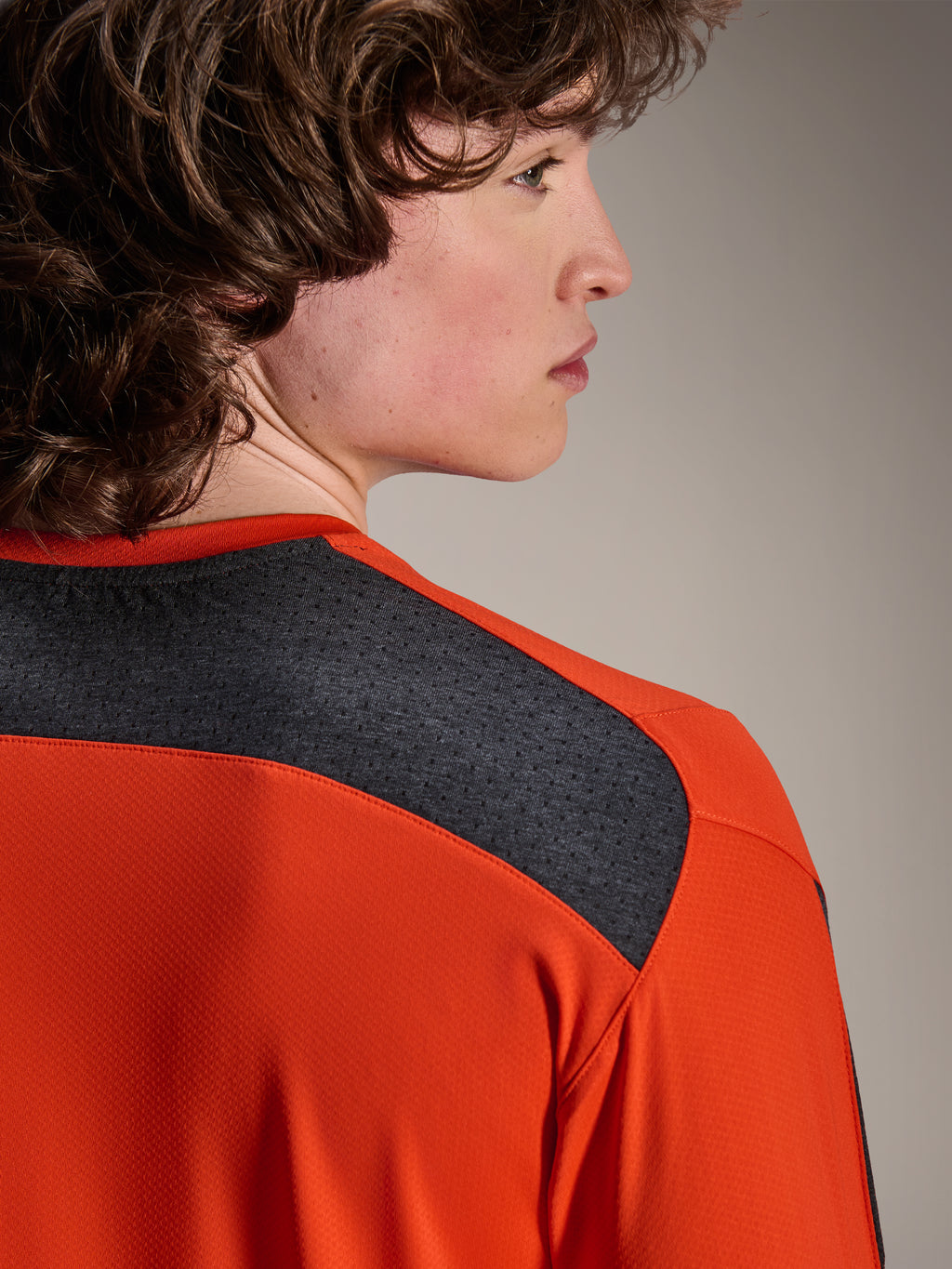 Alpinestars A-Dura Insert Astar Jersey, langærmet MTB-trøje, Spicy Orange, med mørkegrå mesh-paneler på skulderen og den øverste del af ryggen, slidstærkt tekstil til off-road-performance