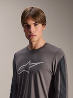 Alpinestars A-Dura Insert Astar Jersey, langærmet MTB-trøje, mørkegrå, med lysegråt Astar-logo på brystet og kontrastfarvede mørkegrå ærmepaneler, teknisk performance-tøj til off-road cykling