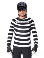 Mandlig cyklist iført Alpinestars A-Aria Oscar langærmet jersey, sorte og hvide vandrette striber, reflekterende Alpinestars-logo på brystet, stylet med sort MTB-hjelm, cykelbriller og performance-handsker