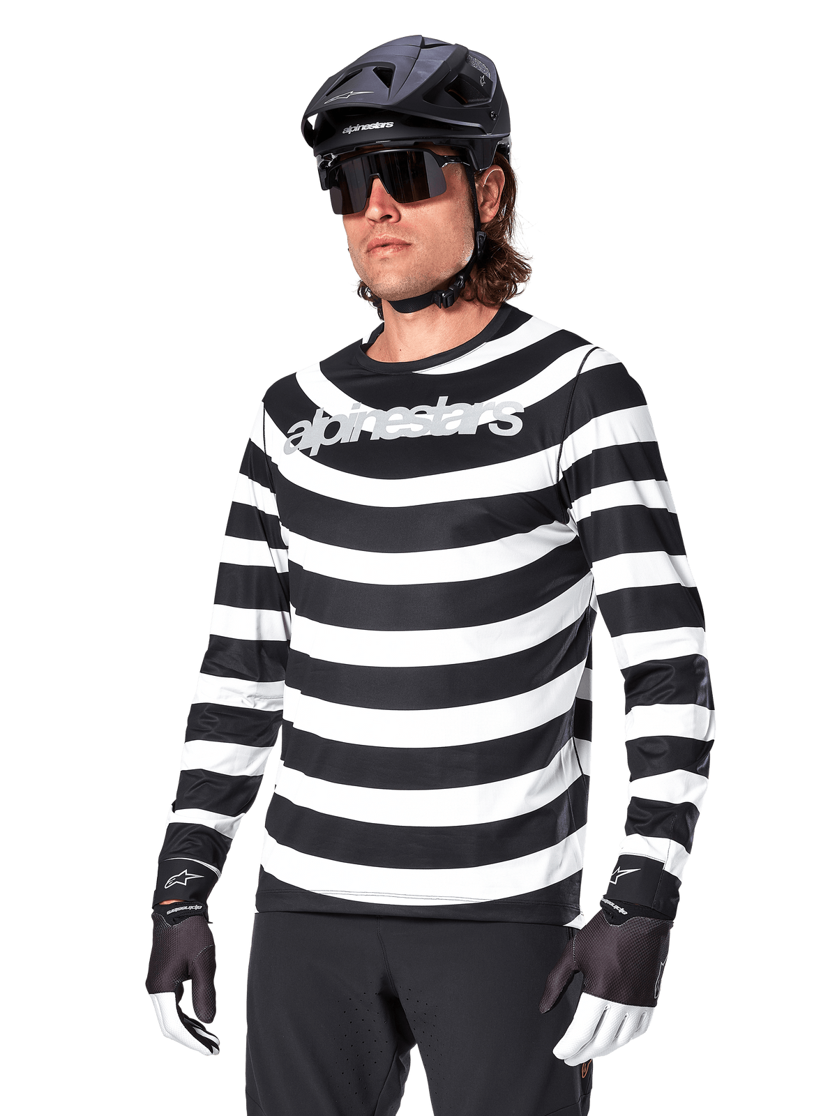 Alpinestars A-Aria Oscar langærmet jersey, MTB-cykeltrøje, sorte og hvide vandrette striber, båret med sort hjelm og solbriller, med Alpinestars-branding på brystet, performance mountainbike-beklædning