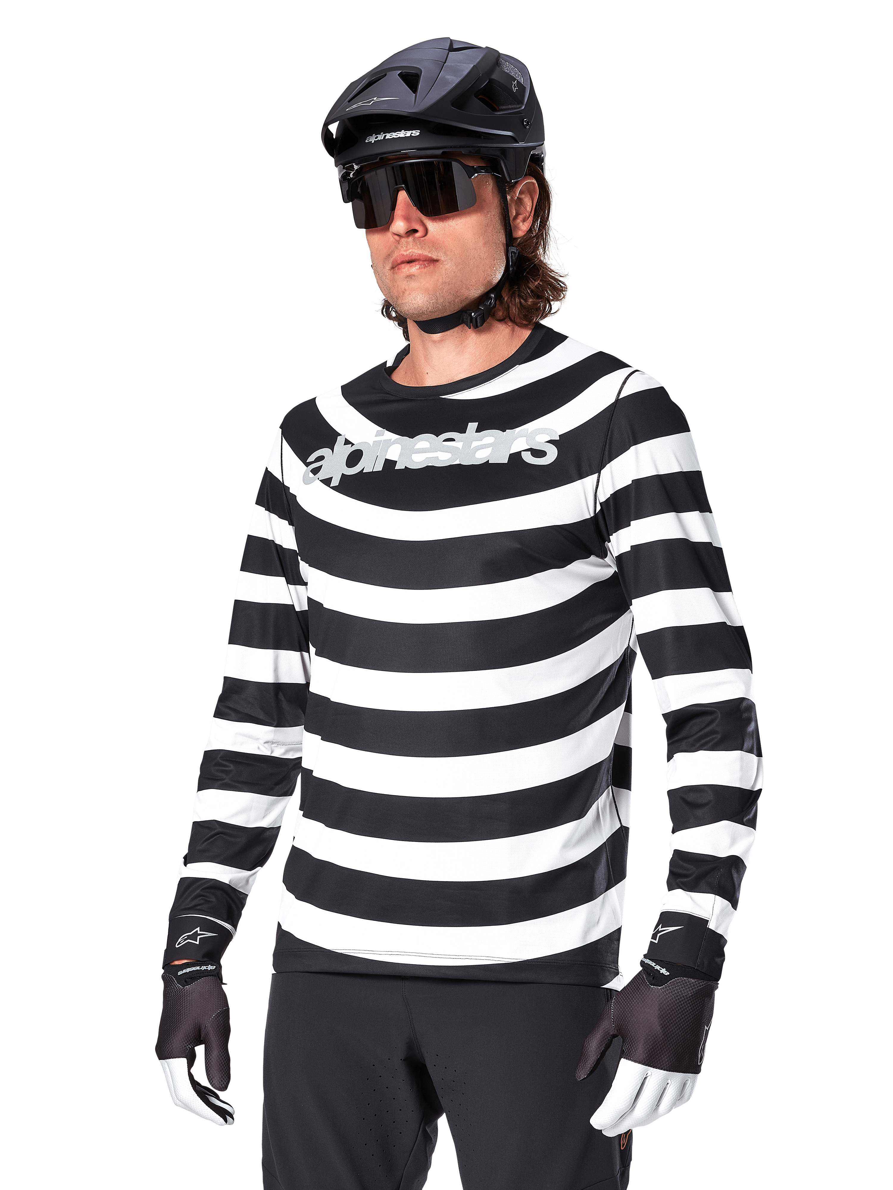 Alpinestars A-Aria Oscar langærmet jersey, MTB-cykeltrøje, sorte og hvide vandrette striber, båret med sort hjelm og solbriller, med Alpinestars-branding på brystet, performance mountainbike-beklædning