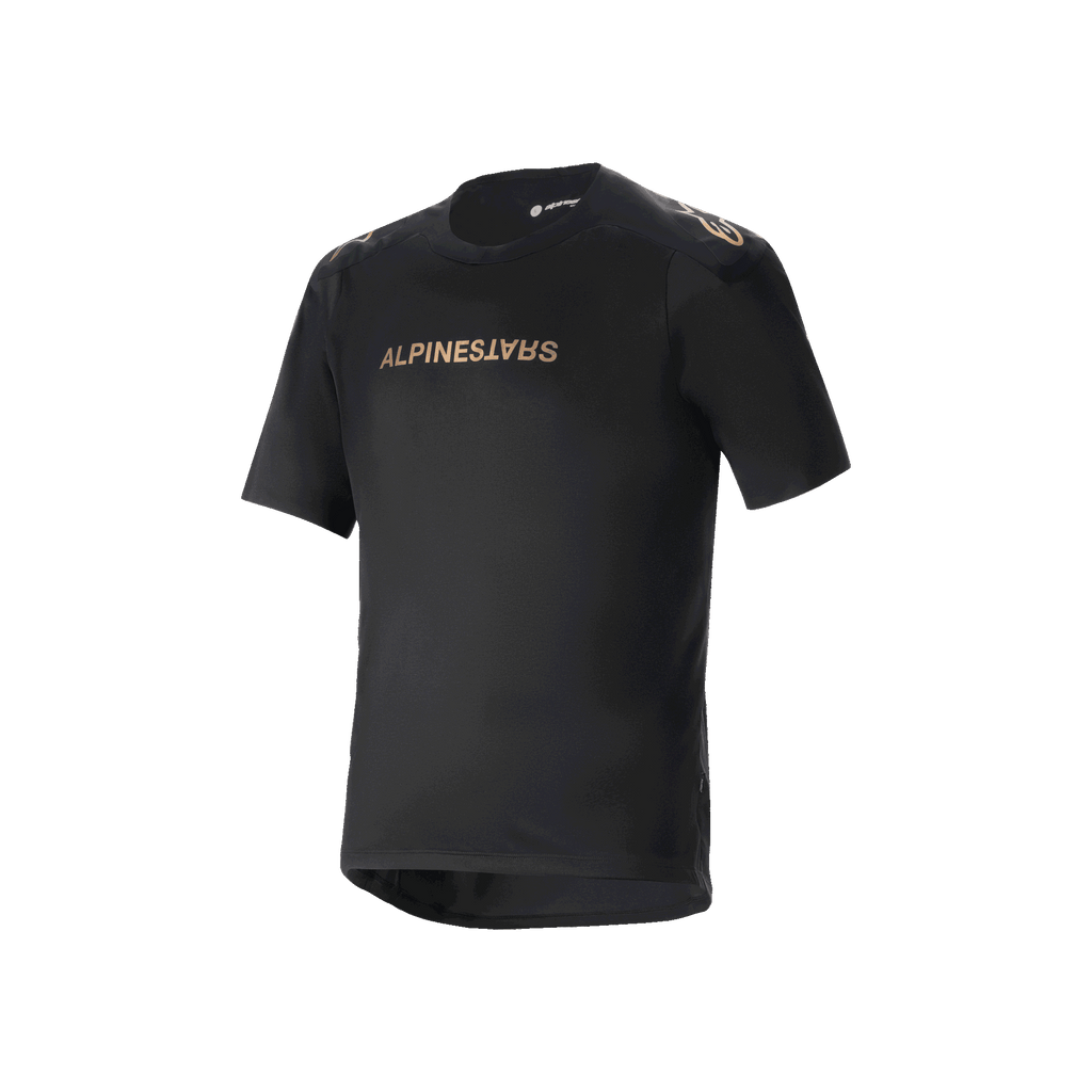 Alpinestars A-Aria Polartec Switch kortærmet trøje, sort mountainbike-trøje, bronze-tonet Alpinestars-branding på bryst og skuldre, teknisk fugttransporterende stof, performance fit med forlænget rygstykke
