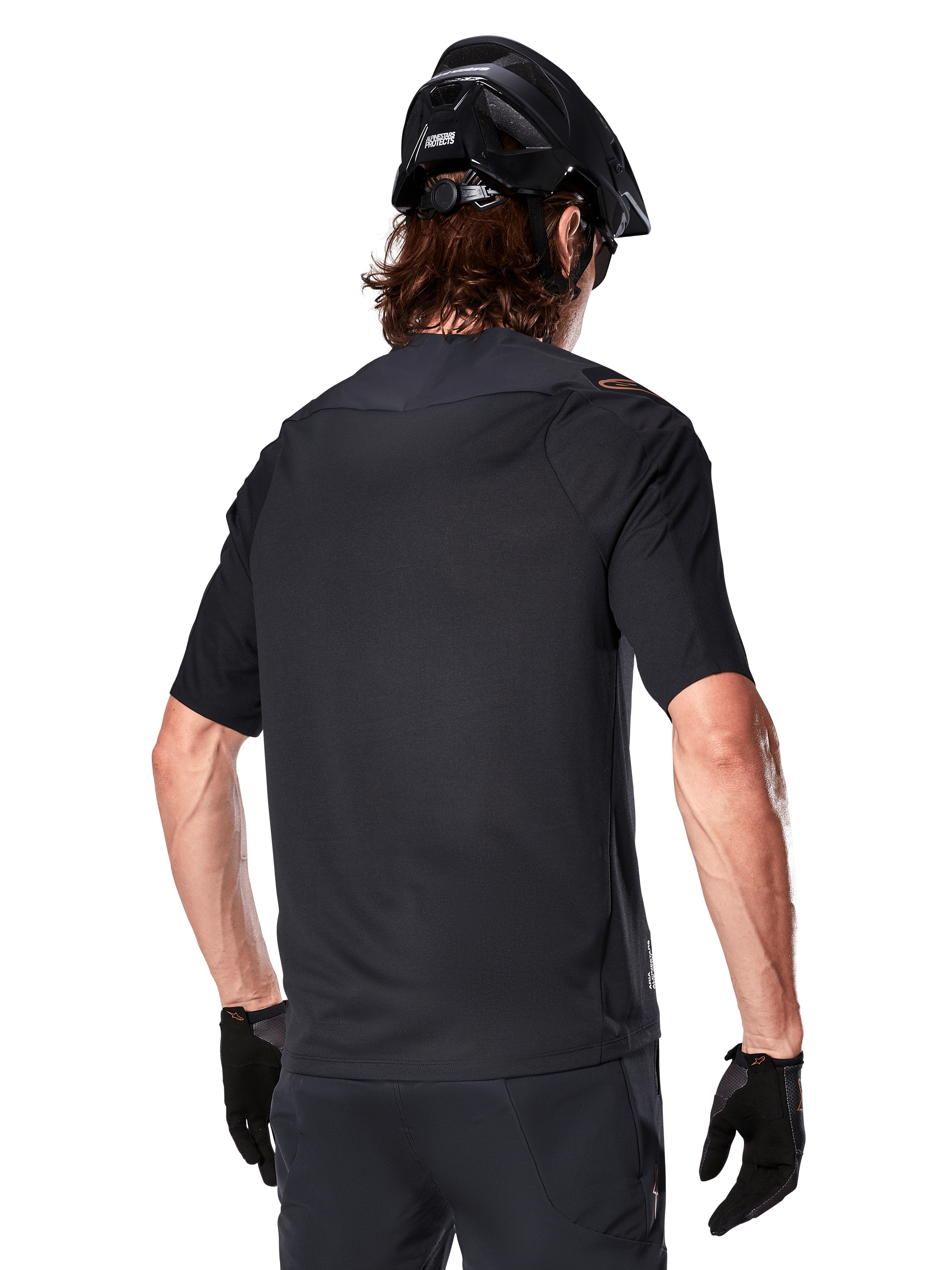 Alpinestars A-Aria Polartec Switch kortærmet trøje, sort, set bagfra på en rytter med sort mountainbikehjelm, matchende sorte shorts og handsker, performance-udstyr til mountainbiking
