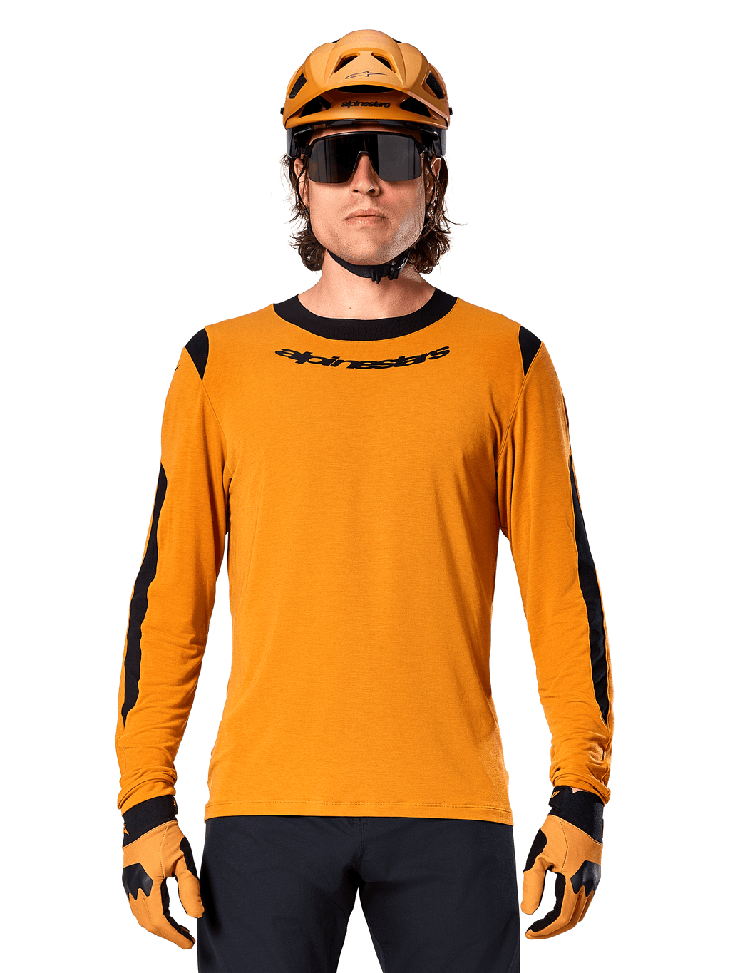Mandlig model iført Alpinestars A-Dura Dri Wool langærmet trøje i Dark Gold, koordineret med en matchende guld MTB-hjelm og handsker, sorte mesh-paneler på skuldre og ærmer, sort Alpinestars-logo på brystet, mørke solbriller og bukser, teknisk mountainbike-beklædning